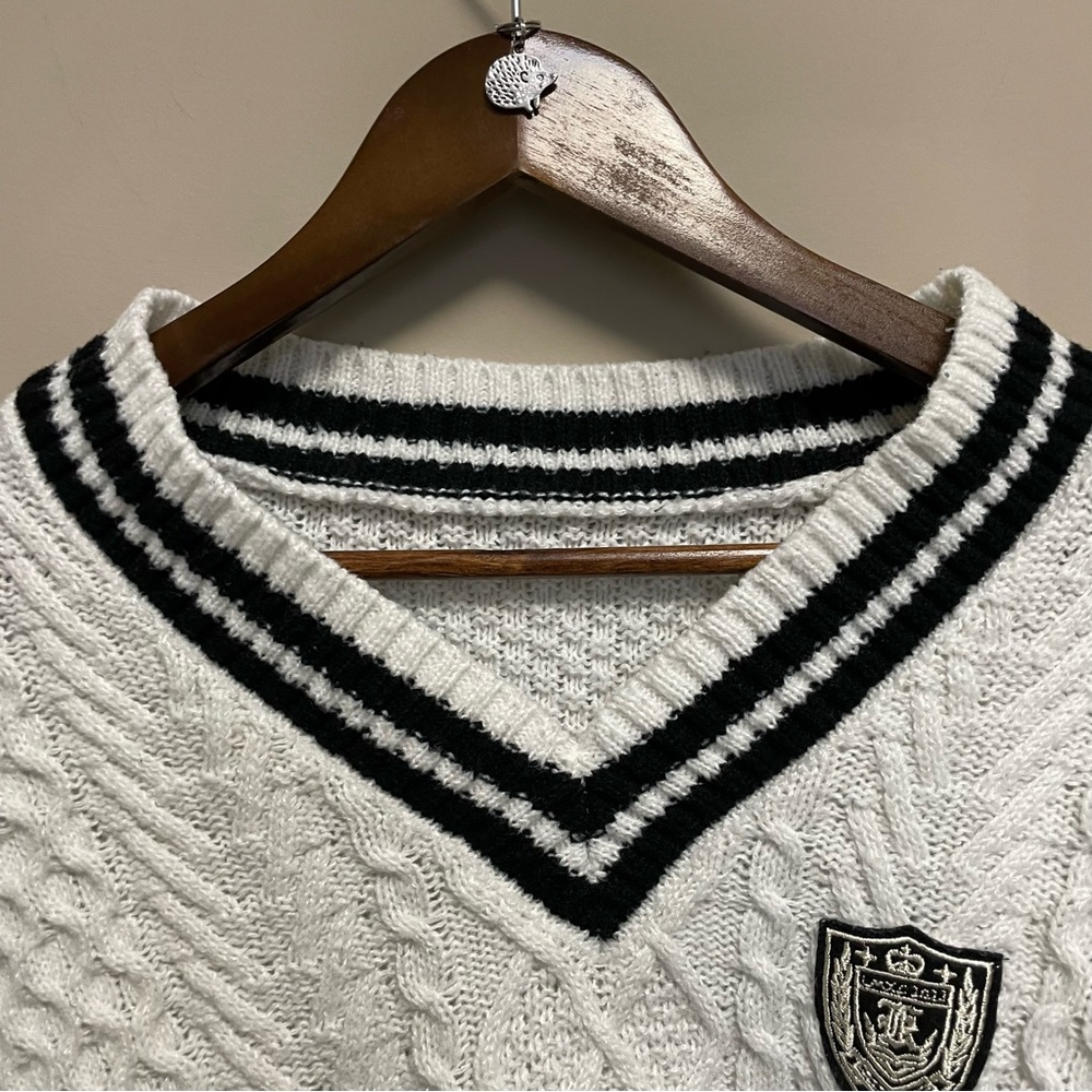 Preppy Black & White V-Neck Cable Knit Sweater Chest Crest Women’s Size Medium - Picture 2 of 9